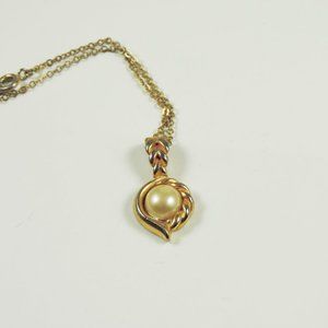 Vintage | Gold Tone Pendant Necklace